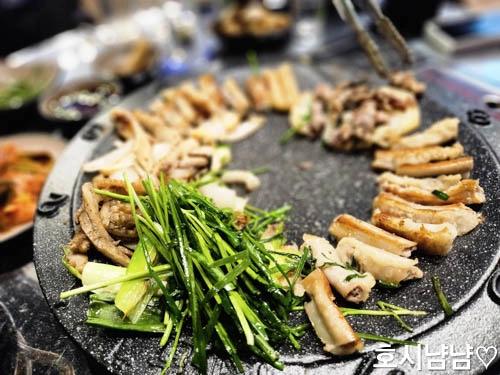 시계곱창 모둠 구성품이 익어가는 장면과 부추 세팅