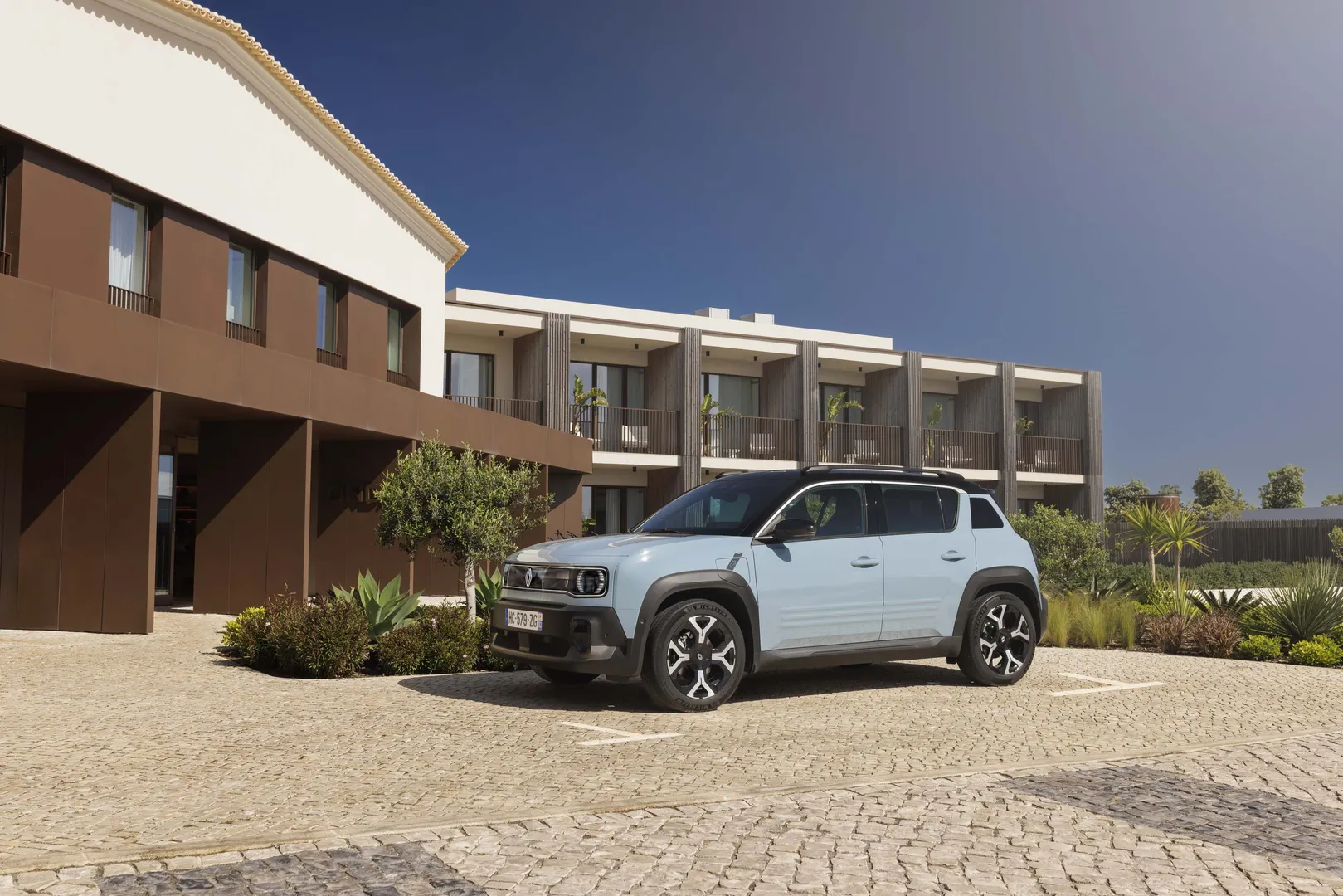 르노 4 E-Tech 차량 이미지