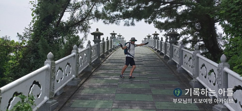 일곱 선녀상이 조각된 선임교를 건너며 두 팔을 벌린 아버지