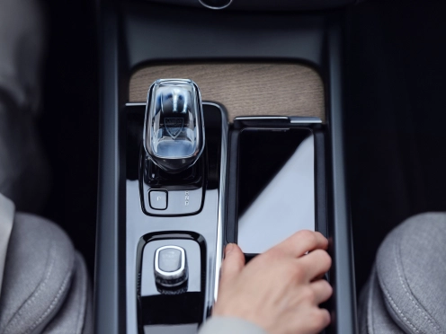 2025 볼보 XC60 하이브리드 연비와 성능의 완벽한 조화