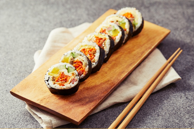 일반 김밥 한줄의 칼로리는 평균 400-500칼로리 정도입니다