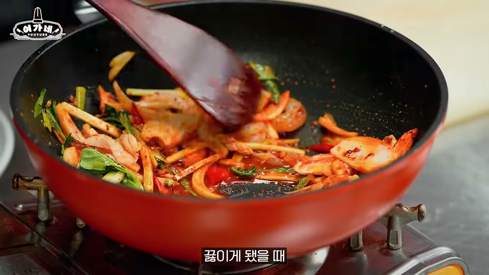 물을 조금씩 넣으며 볶는 장면
