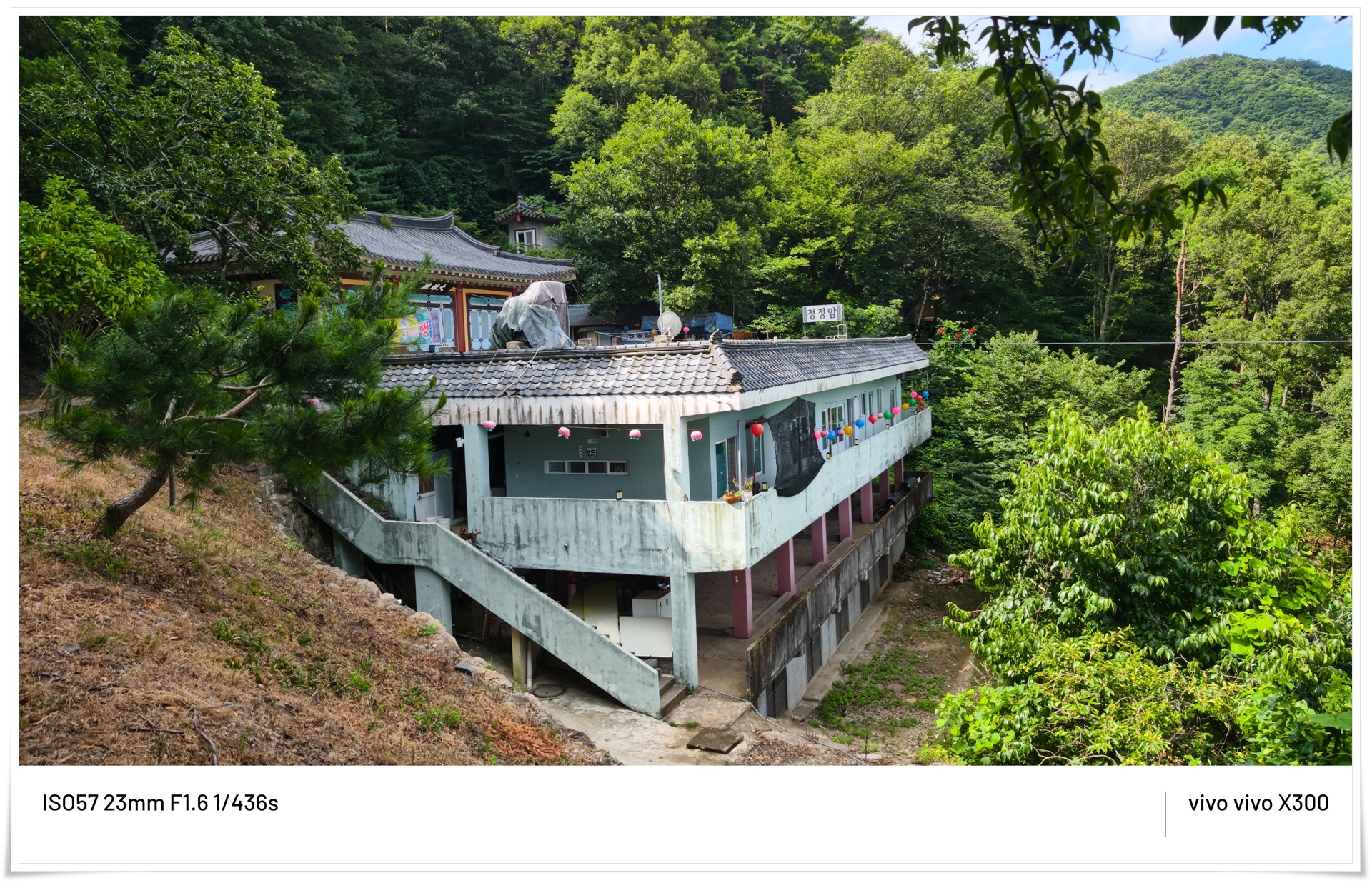 산비탈에 층층이 세워진 부산 기장 횡금사 건물 전경