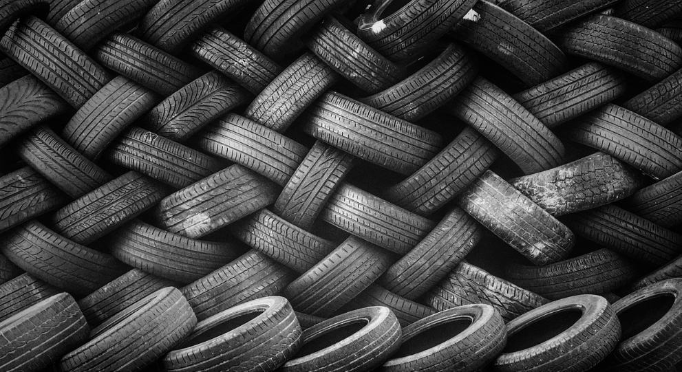 자동차 타이어 사진