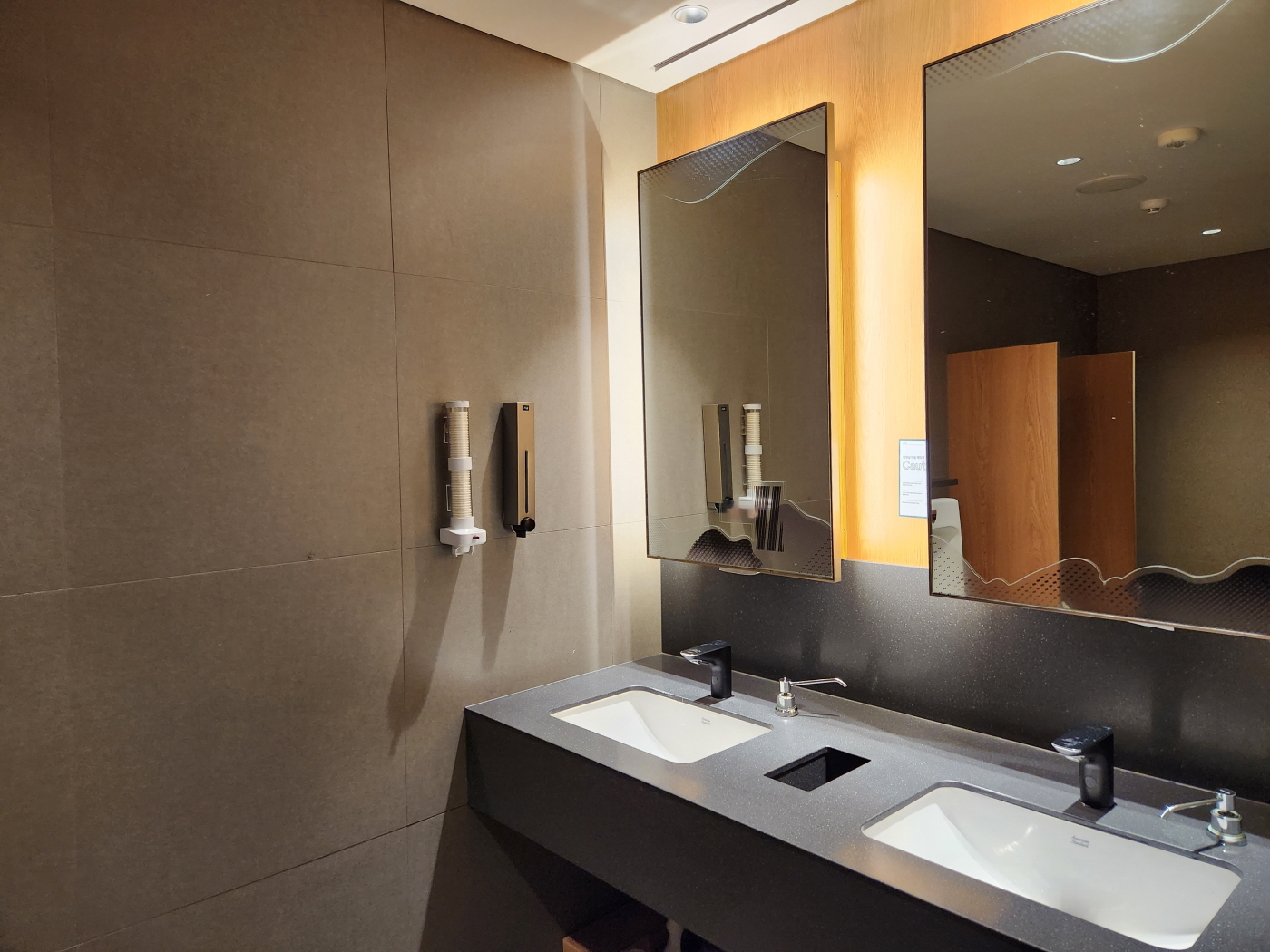 위워크 역삼역점 메인라운지 화장실