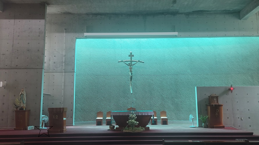 화성 발안성당 제대, 제단, 십자고상, 감실 사진