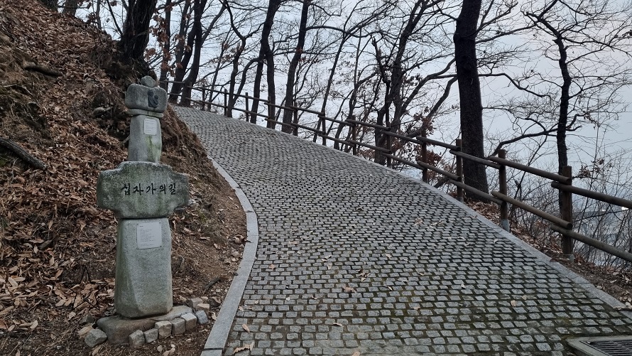 감곡성당 매산 십자가의 길 입구 사진