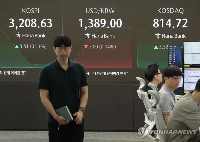 8일 오전 서울 중구 하나은행 본점 딜링룸에서 딜러가 업무를 보고 있다.