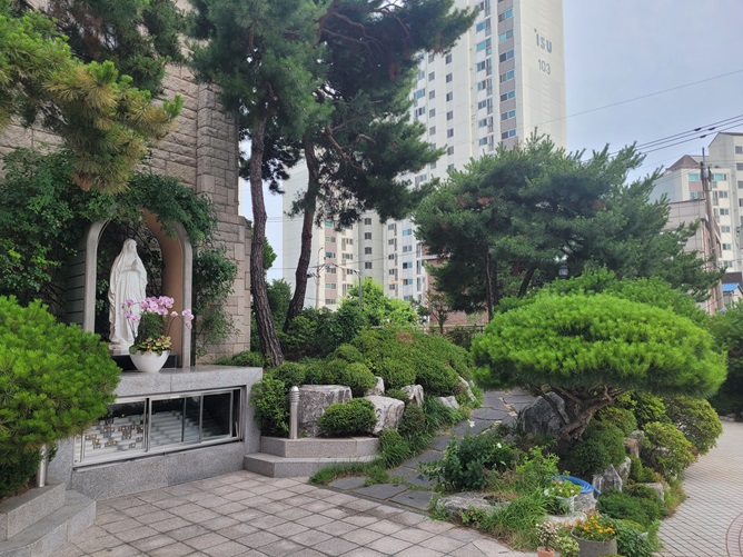 제기동성당 오솔길, 그리고 성모상