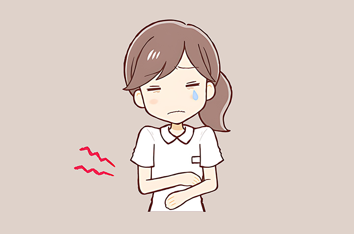 복통에-시달리는-여성
