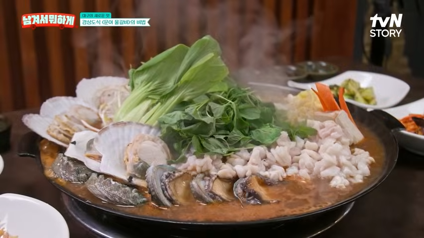 한약재와 씨간장, 고춧가루로 맛을 낸 대구 물갈비 국물