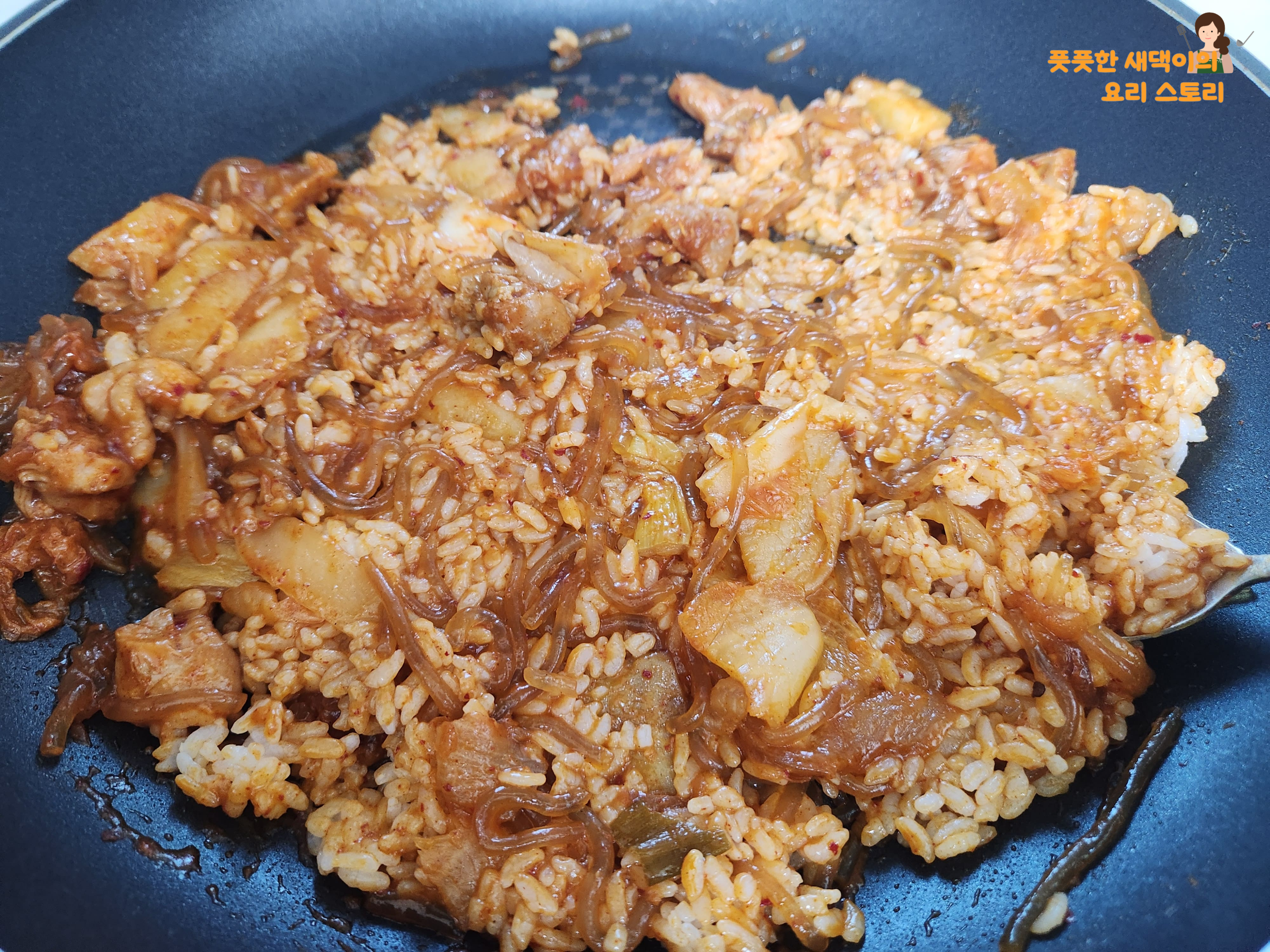 프라이팬에 넓게 펴주기