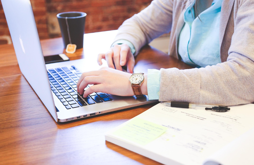 노트북으로 동향 분석하는 사진