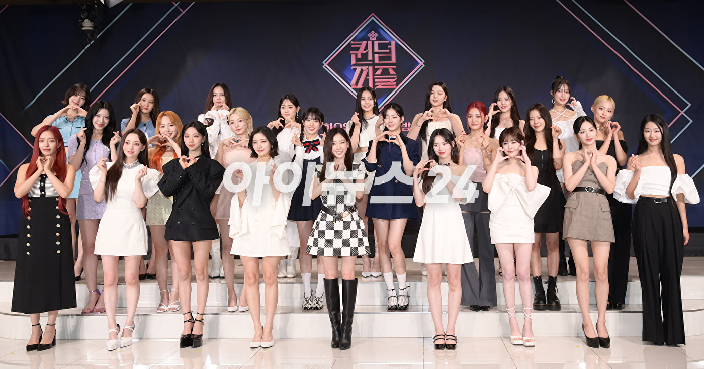 13일 오후 서울 종로구 HW컨벤션에서 진행된 Mnet '퀸덤퍼즐' 제작발표회에서 MC 태연을 비롯한 출연자들이 기념촬영을 하고 있다. [사진=정소희 기자]