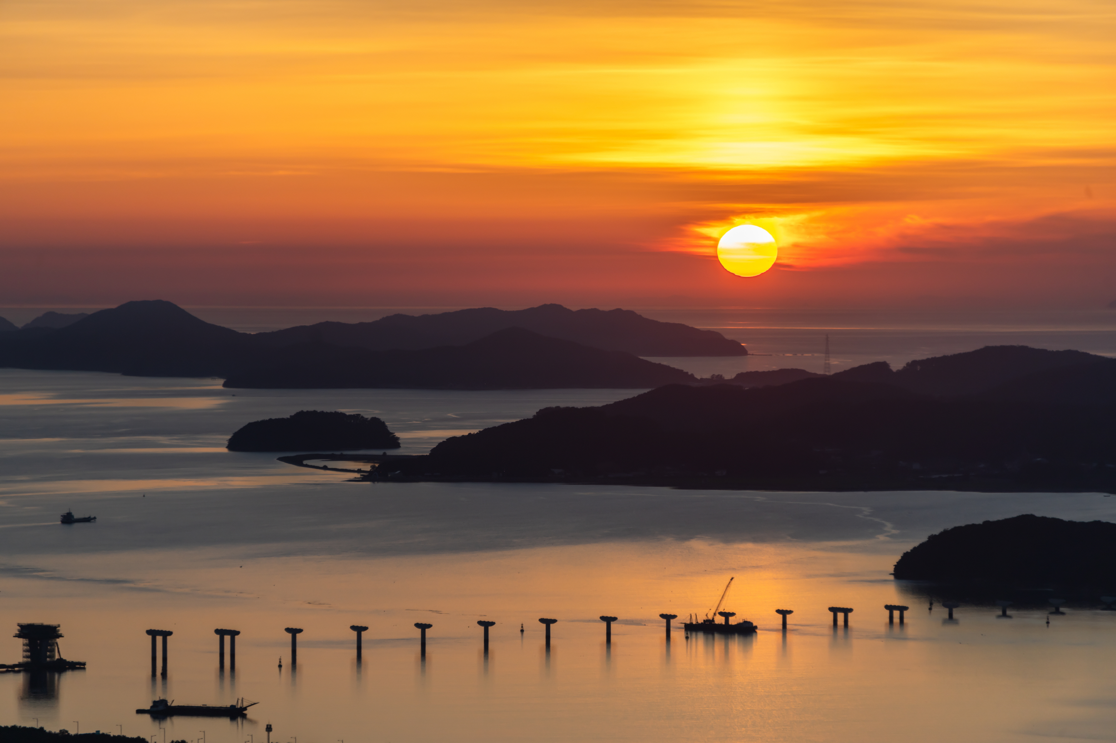 동그란 해가 무척이나 인상적입니다. 백운산의 일몰은 이런 모습입니다.