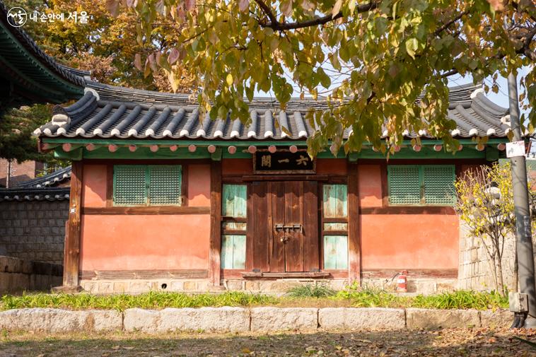 활을 보관하던 육일각