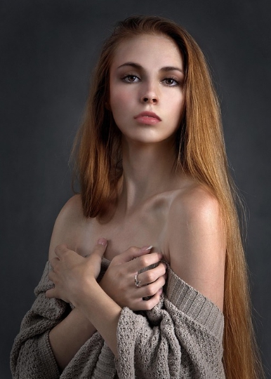 유방암을 걱정하는 듯 가슴을 움켜쥔 여성의 모습