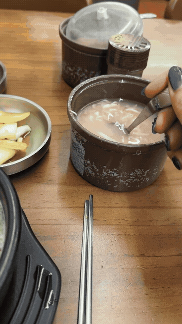 오리역 명가순대국 순댓국에 새우젓 한 스푼 넣는 모습 gif&amp;#44; 테이블 위 반찬 구성