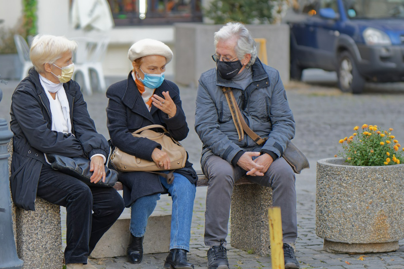 시니어 연장자 앉아 있는 모습