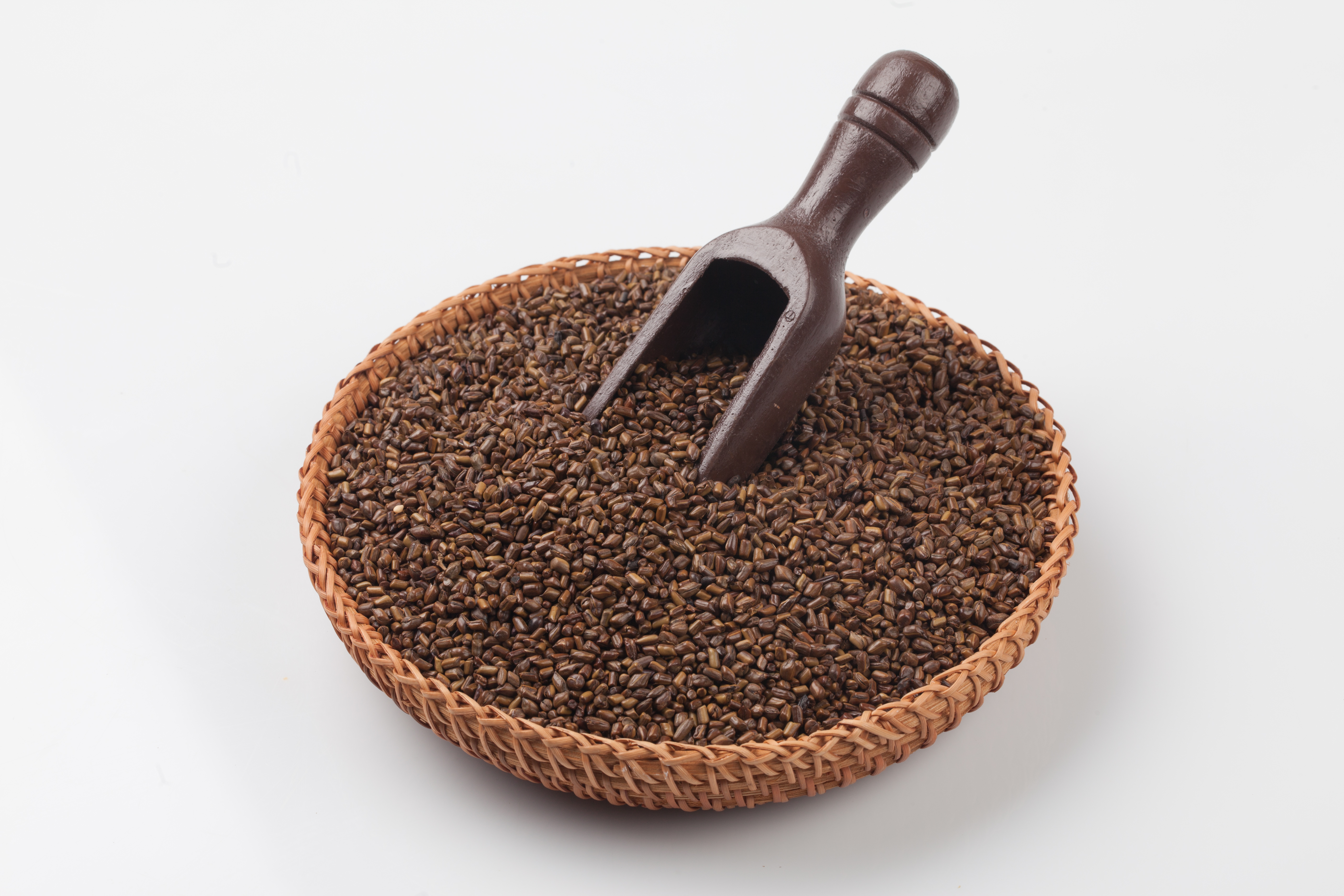 대나무로 만든 바구니에 결명자를 잔득 담고, 결명자를 풀 숟가락을 꼿아놓은 사진 - 소양인(少陽人)에게 맞는 음식