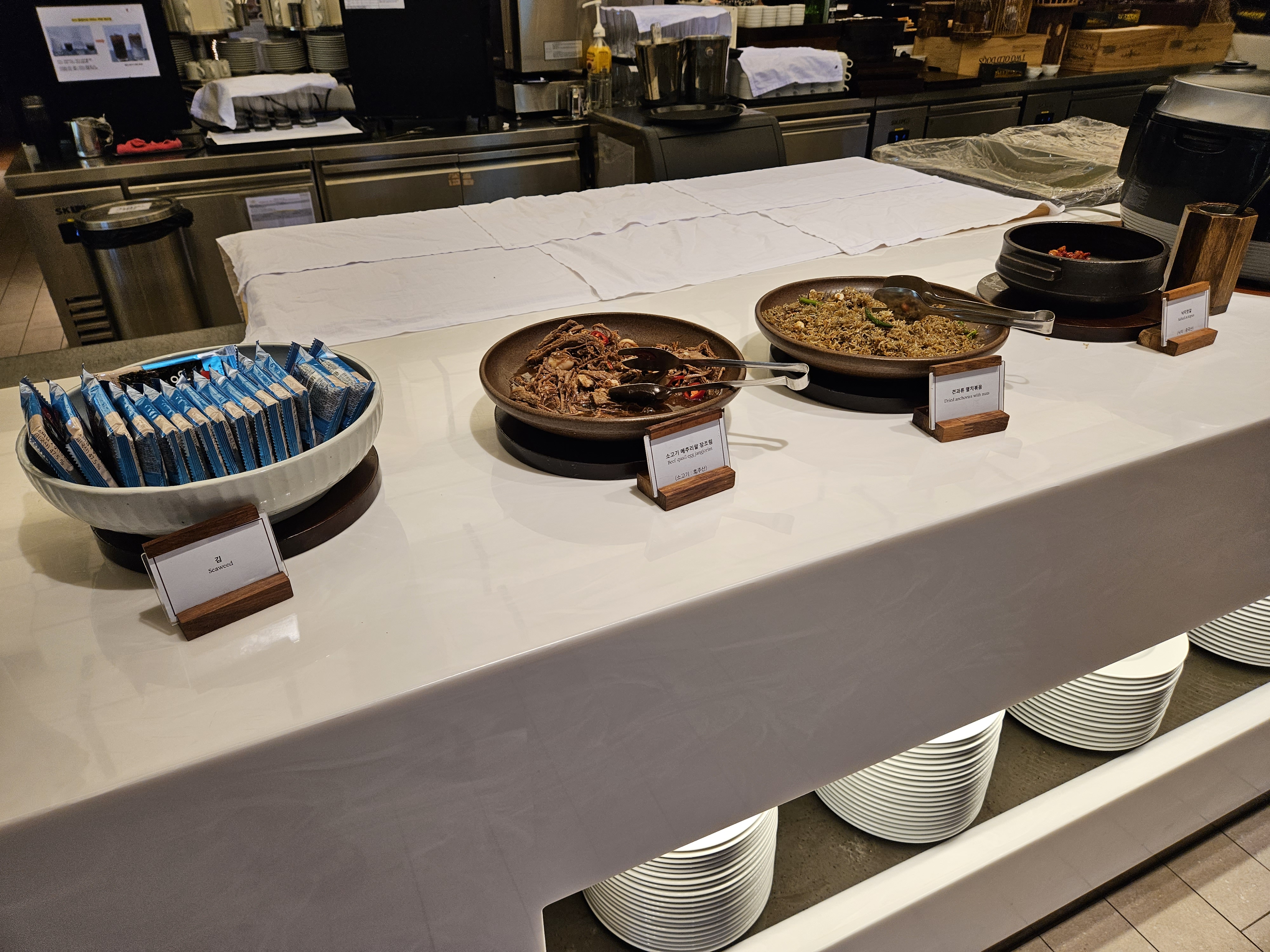 파라스파라 우디플레이트 김, 소고기 장조림 및 메추리알, 멸치볶음, 젓갈