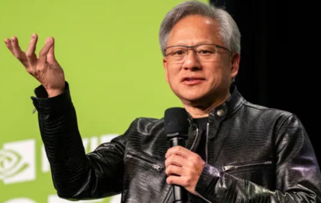 젠슨황이 검은색 가죽 자켓을 입고 마이크를 들고 연단에서 연성을 한고 있는 사진