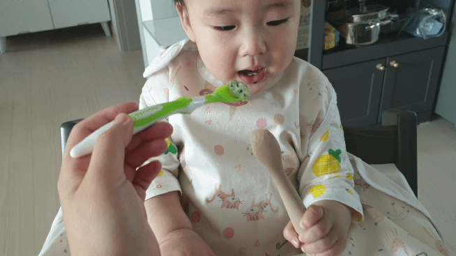 생후 10개월 영아 아기 아이 성장과 발달