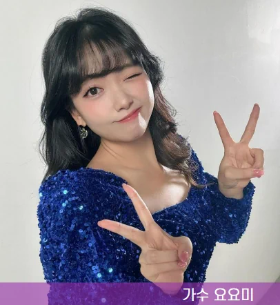 가수 요요미 파란 드레스를 입은 사진