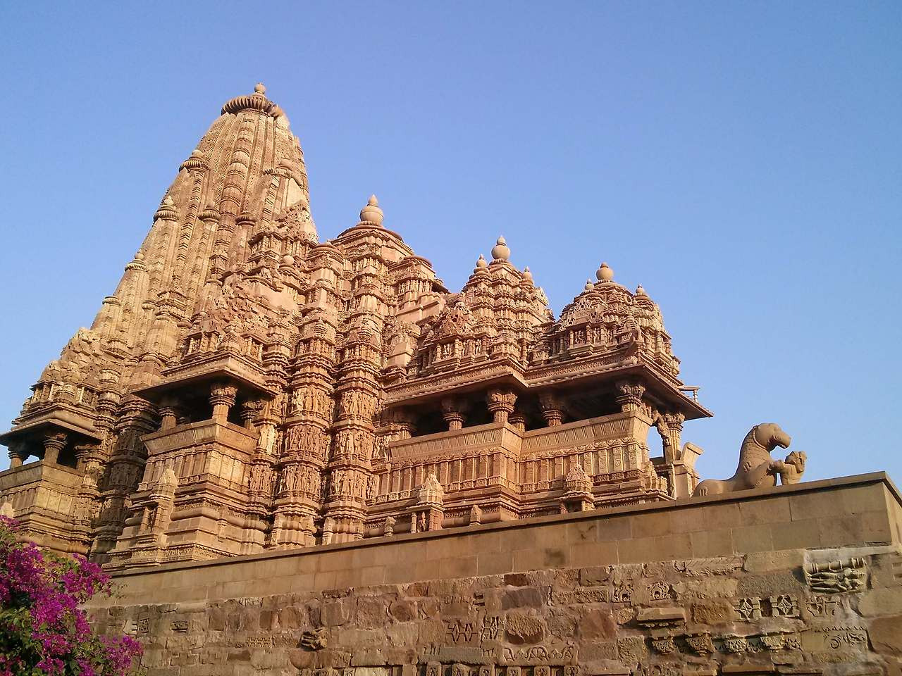 사원 외벽 조각 디테일