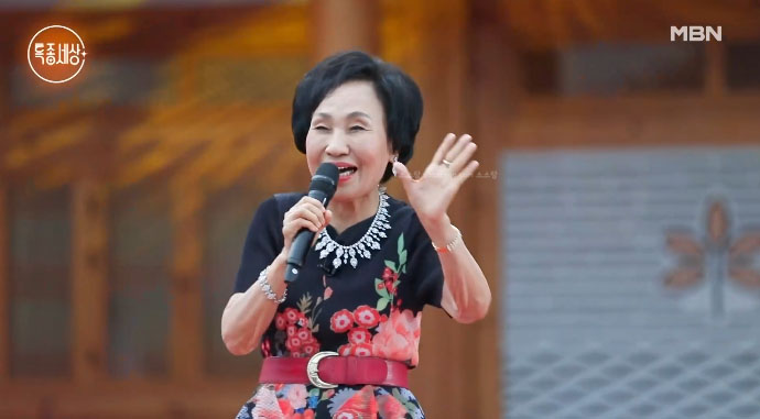 팔순에도 도전하는 김경애│트로트 무대 공연 장면