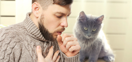 기침하는 남자와 고양이.