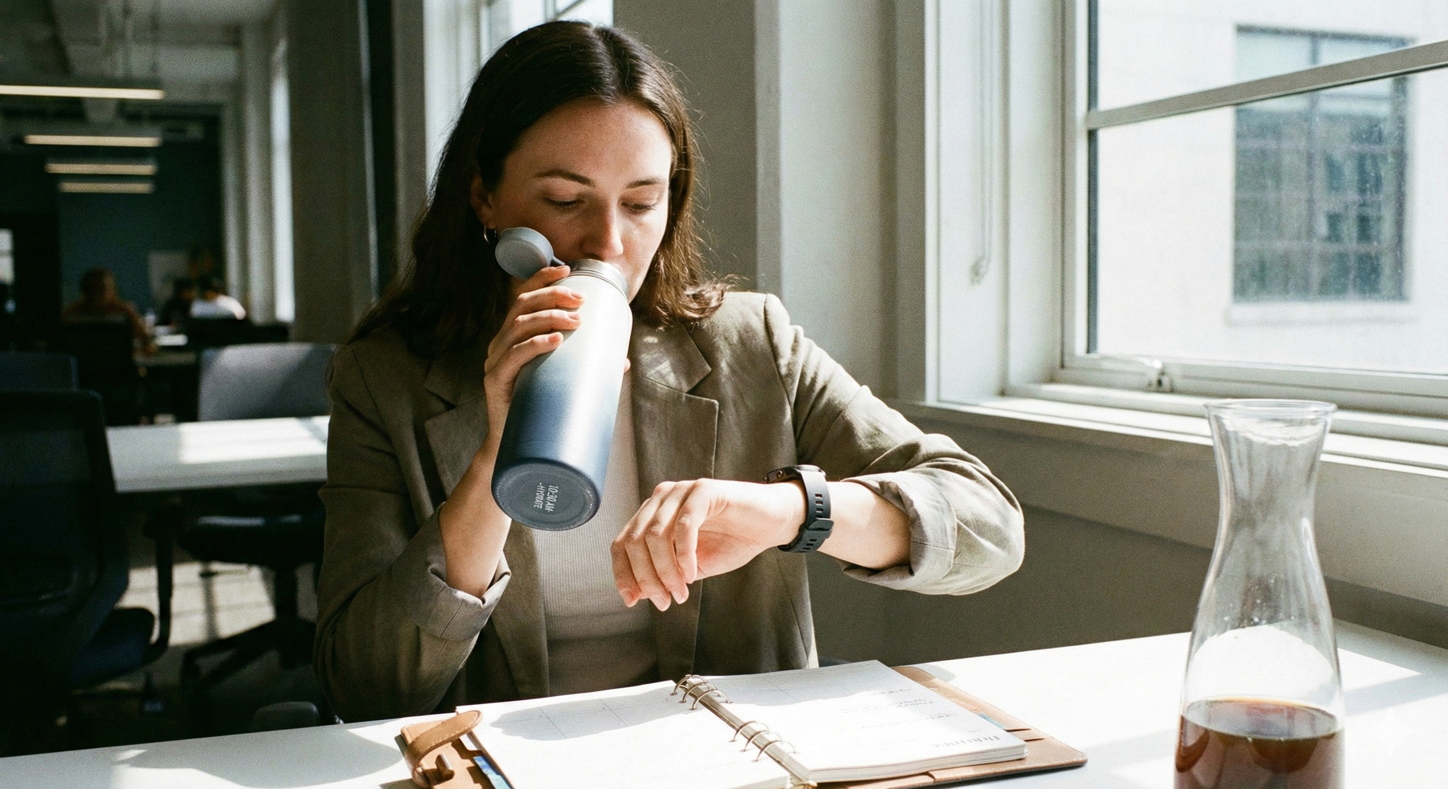 다이어트 정체기 극복을 위한 충분한 물 섭취와 수면 시간 체크