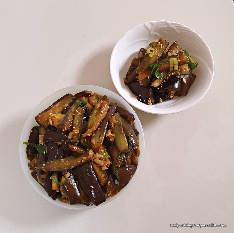 완성된 가지볶음을 밀폐용기와 접시에 담아 놓는 사진