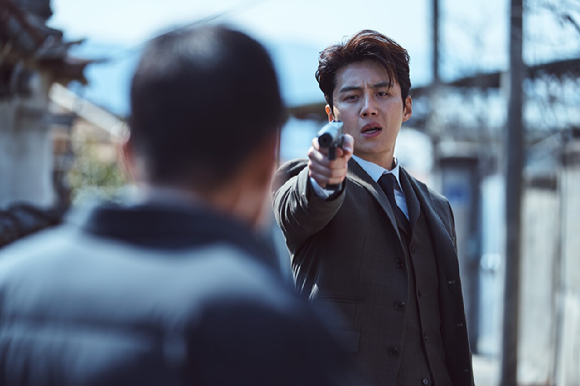 '귀공자' 김선호가 귀공자 역을 맡아 강렬한 액션 연기를 소화하고 있다. [사진=NEW]
