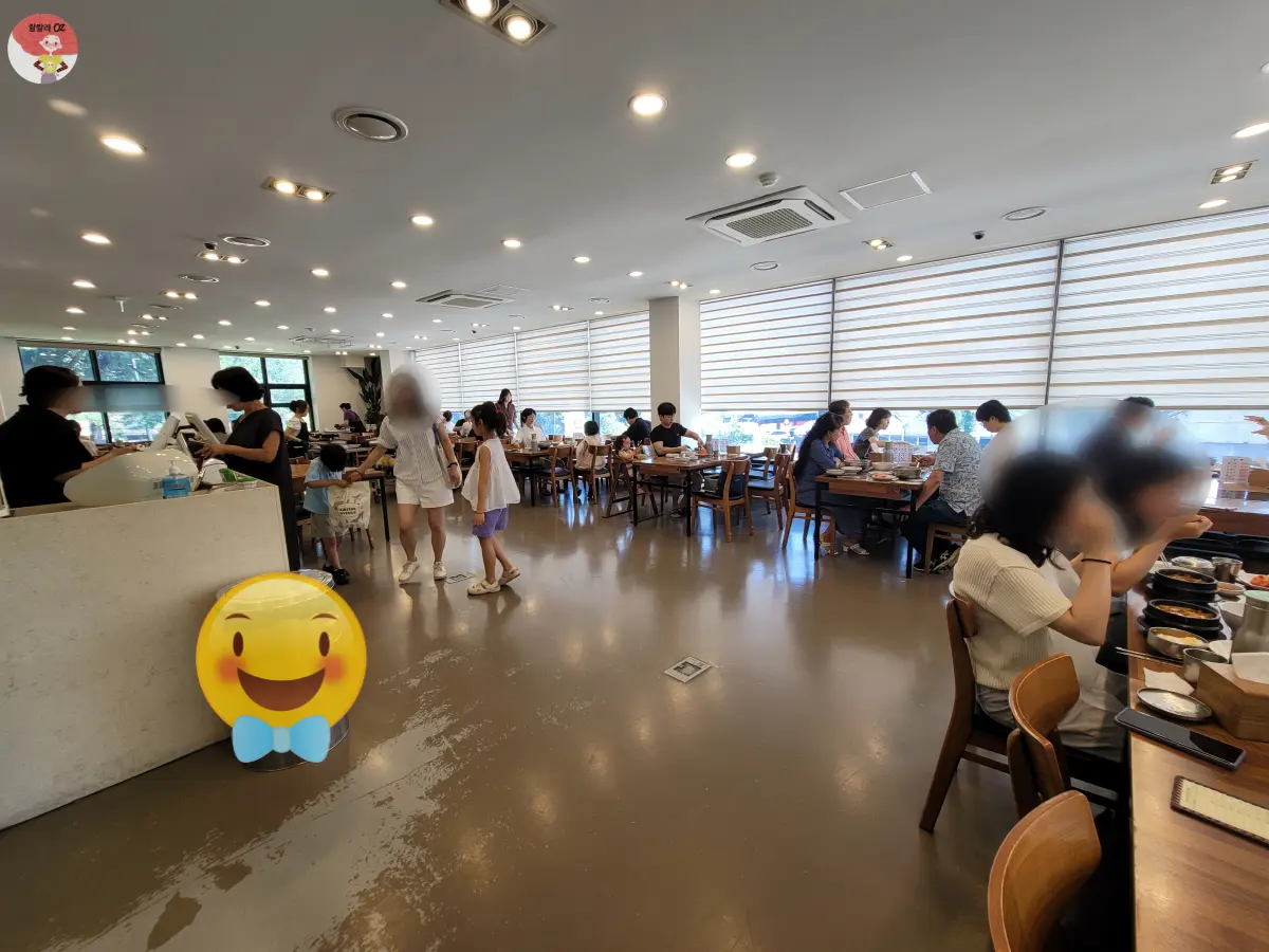 경기-구리시-묘향만두-식당-안-사람들