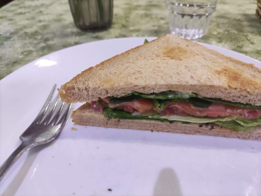 다낭 푸나 카페 연어 샌드위치 단면