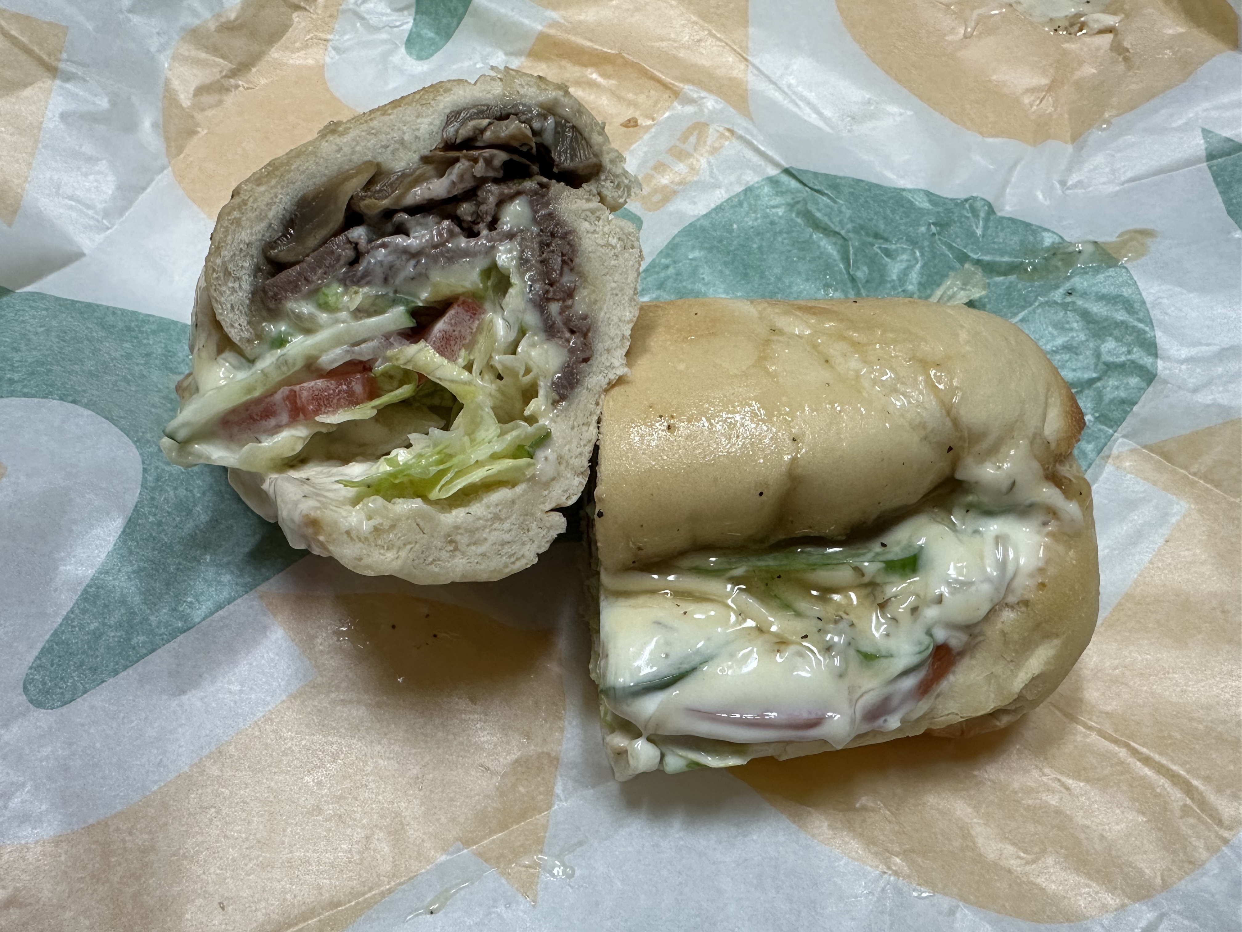 서브웨이 토시비프 쉬림프 절반을 자른 단면 모습