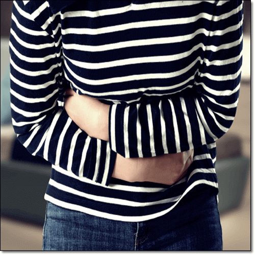 배를 잡고 있는 복통 환자