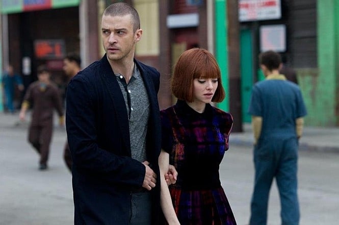 윌과 실비아가 거리에서 손을 잡고 걸어가는 장면, 영화 인 타임 스틸컷