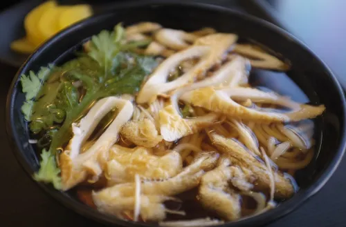 고속도로 휴게소 인기 메뉴 소떡소떡과 우동