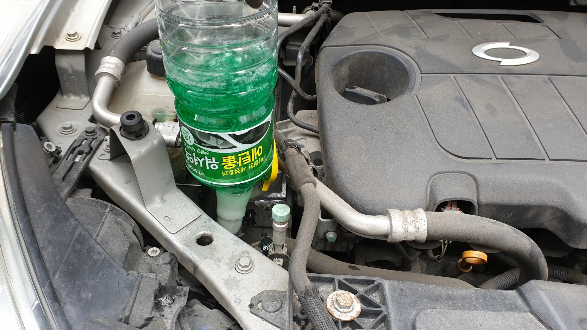 워셔액 넣는 모습