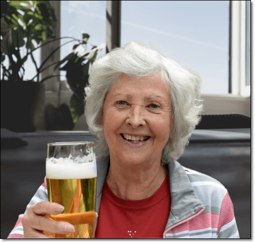 맥주 마시는 건강한 노인