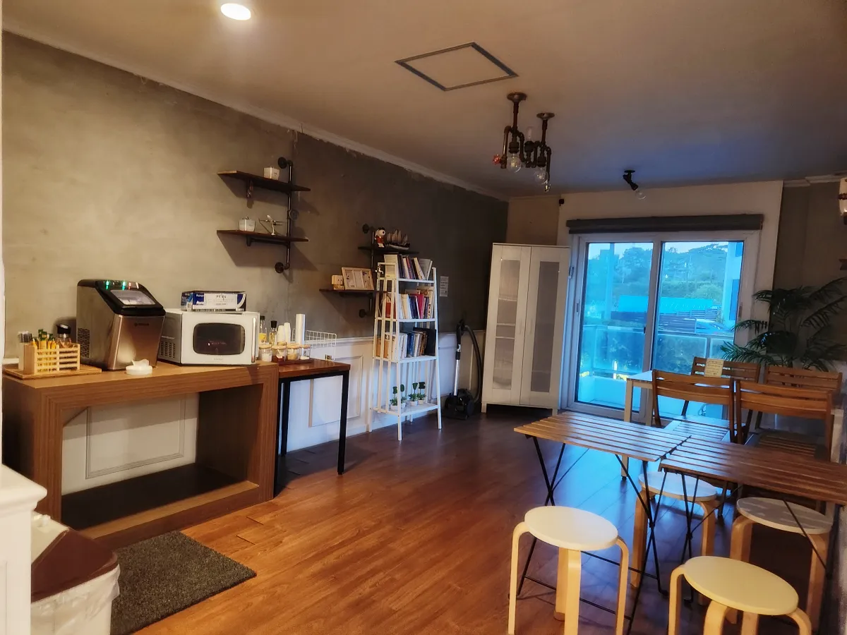 블리스펜션-내부-공용공간-테이블