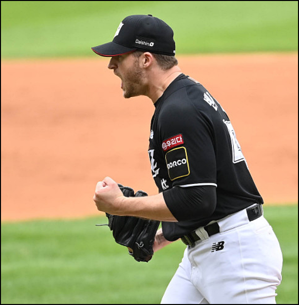 KT-위즈-승리주역-벤자민-투수의-화이팅하는-모습