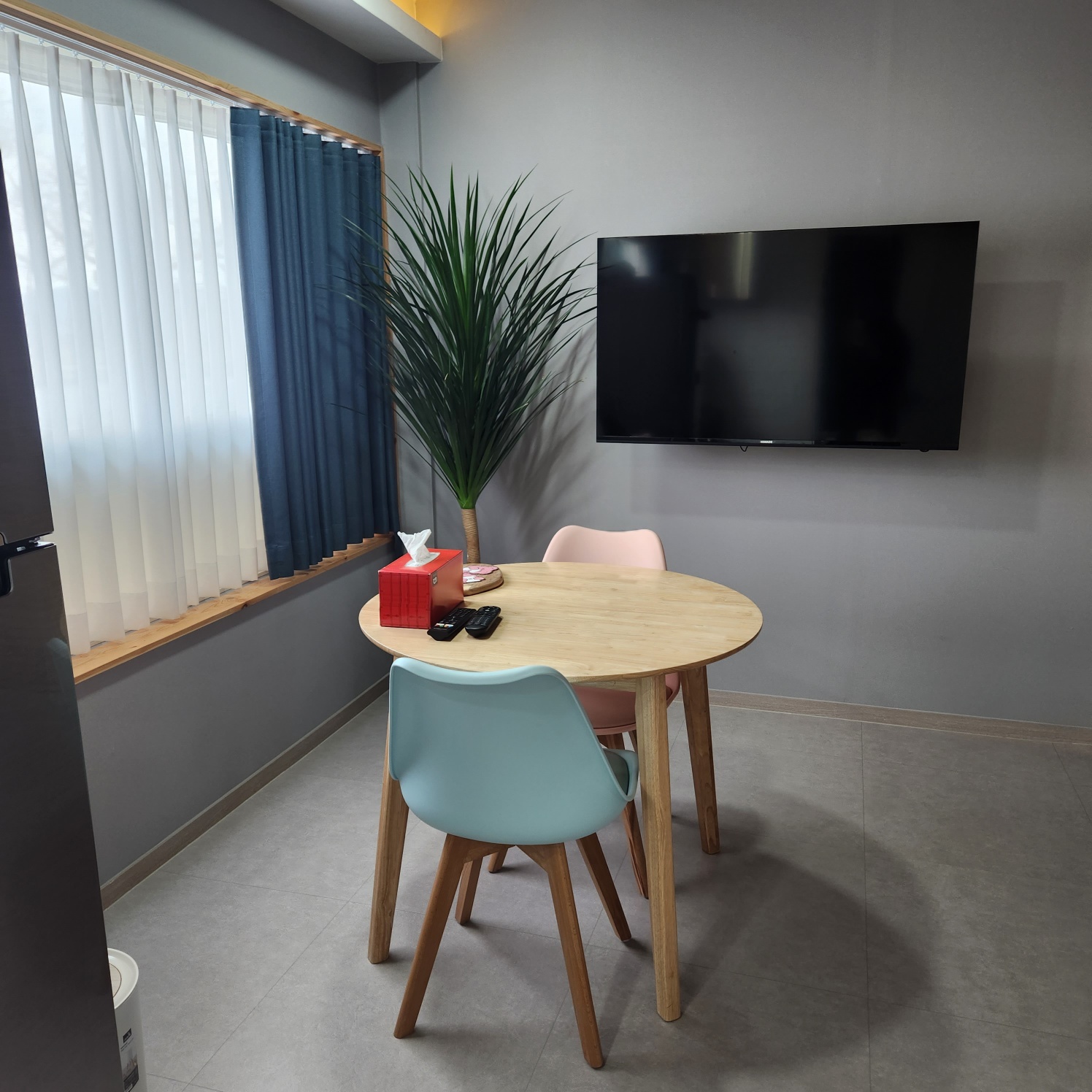 테이블 놓여있는 거실 사진