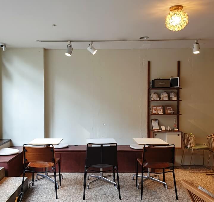 양재-리플렉트커피로스터스-톤온톤-인테리어