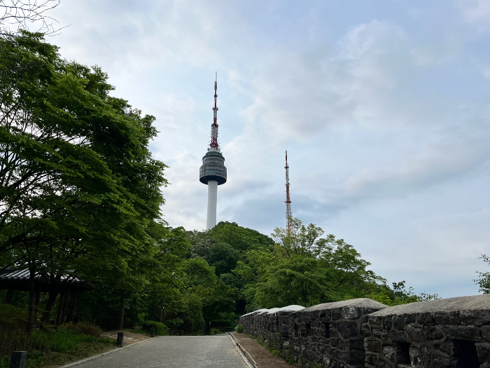 남산 성벽길과 남산타워의 모습