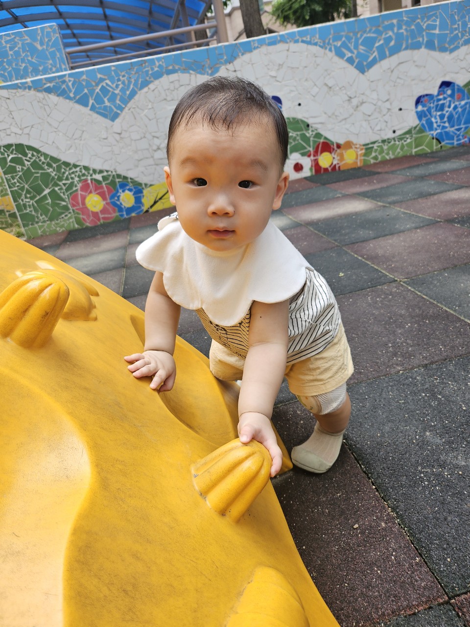 11개월 아기 어린이집에서 바깥놀이 중 찍은 사진