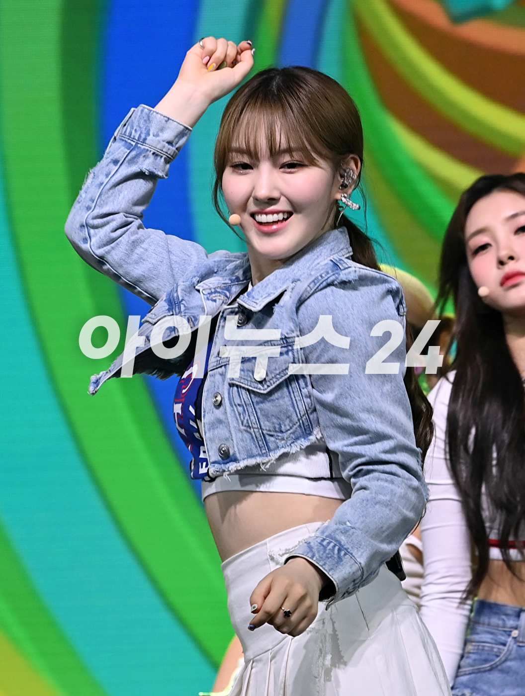 그룹 케플러 김채현이 20일 오후 서울 광진구 광장동 예스24라이브홀에서 열린 두 번째 미니앨범 'DOUBLAST' 발매 기념 쇼케이스에 참석해 공연을 하고 있다. [사진=김성진 기자]