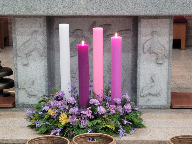 2024년 12월 8일 대림 제2주일, 군산 조촌동성당 대림초 사진입니다.